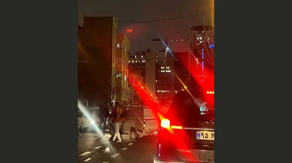 فیلم پیکان وانت که از دیوار راست بالا رفت / روبه روی بیمارستان فیروزگر رخ داد