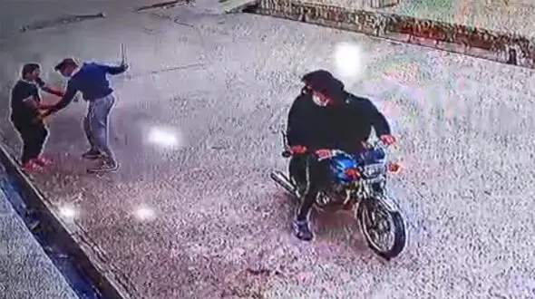 فیلم / شجاعت پسری با دستان خالی جلوی زورگیران قمه کش