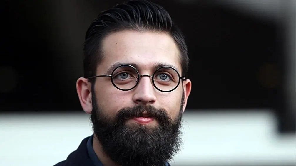 محسن افشانی با چماق در برنامه حاضر شد