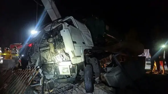 تصادف مرگبار تریلر با ترانس برق در شیراز +عکس