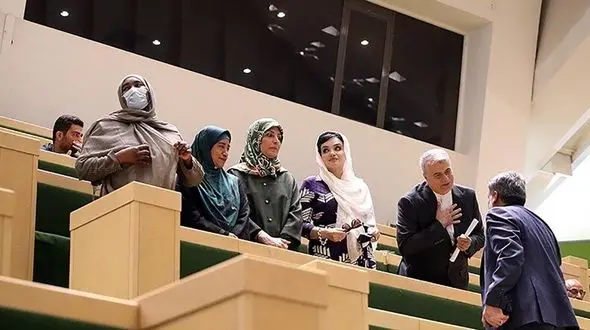 حضور همسران دیپلمات‌ های خارجی مقیم تهران در مجلس + عکس ها