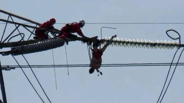 نجات معجزه آسای یک مرد از کابل برق فشار قوی