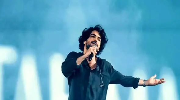 فیلم / آواز عاشقانه احساسی با صدای بهشتی عرفان طهماسبی در کنسرتش ! /  تا گفت با اینکه دلگیرم ازت  ... جمعیت یکصدا ...