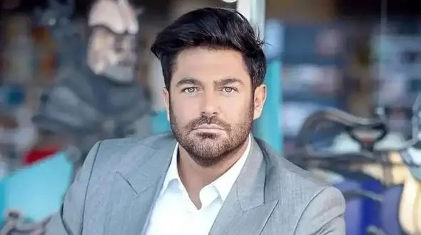 خلاقیت تحسین برانگیز شهرداری برای زیباسازی معابر و خیابان با عکس آقا رضا گلزار و ماشین لوکسش