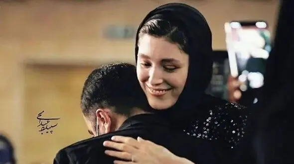 ژست نامتعارف فرشته حسینی به خارج از کشور کشید / خانم بازیگر در جشنواره خارجی آبرو بر شد !