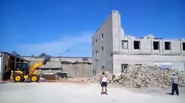 دیوار روی تماشاچیان احمق ریخت و 4 کشته و زخمی داد + فیلم