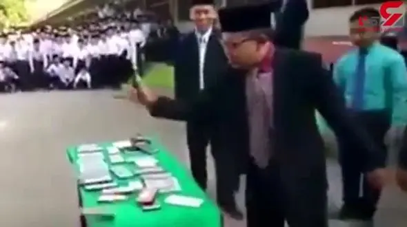له کردن تلفن همراه ده‌ها دانش آموز با چکش در مراسمی باشکوه! + فیلم
