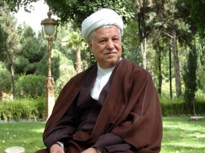 سفر به ایام قدیم/ «هاشمی رفسنجانی در لباس ارتش در کنار نوه هایش»/ دهه 60