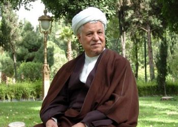 سفر به ایام قدیم/ «هاشمی رفسنجانی در لباس ارتش در کنار نوه هایش»/ دهه 60