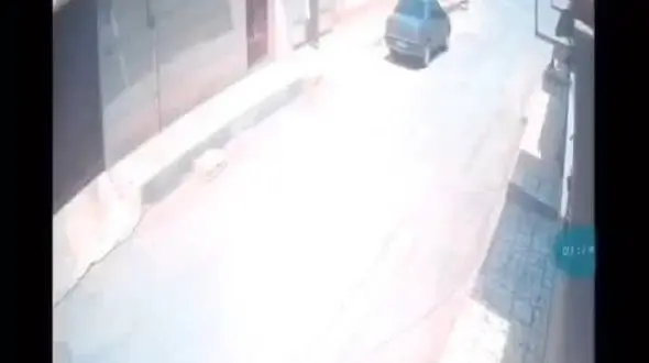 لحظه سرقت طلاهای مادر اهوازی توسط سه شرور مسلح +فیلم 