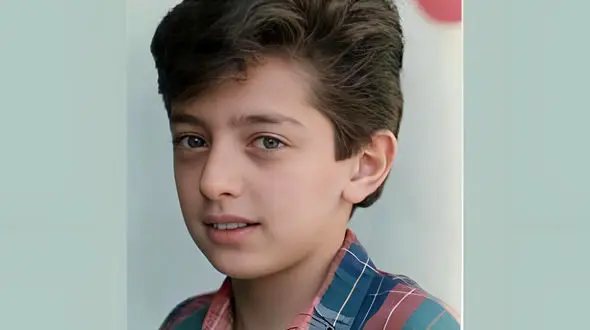 این کودک چشم رنگی و جذاب کدام بازیگر جنجالی سینما است / حدس بزنید!