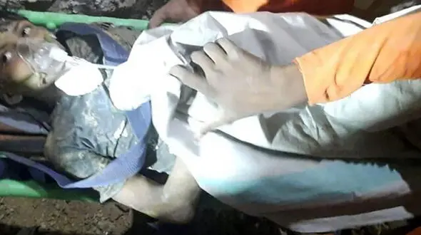 معجزه در عمق چاه 24 متری / پسربچه کرولال هندی 4 روز در چاه بود + عکس