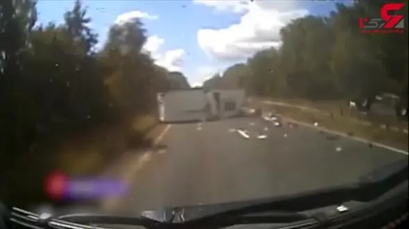 لحظه واژگونی وحشتناک خودروی شاسی بلند وسط بزرگراه + فیلم