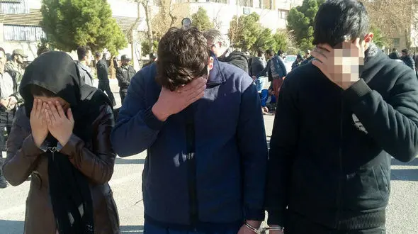 دسیسه پلید برای یک زن در صندلی جلوی ماشین باند خبیث ! / این باند را می شناسید؟! + عکس