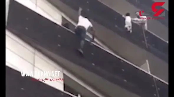 مرد عنکبوتی کودک آویزان از بالکن را نجات داد+فیلم