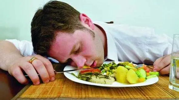 چرا وقتی غذا می خوریم خواب مان می گیرد؟