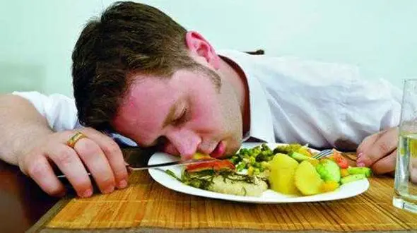 چرا وقتی غذا می خوریم خواب مان می گیرد؟