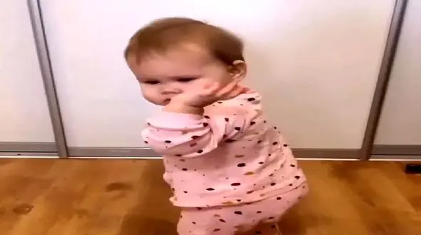 فیلم آواز شاد و رقصیدن  دختربچه تپلی / خودش به وجد آمد !