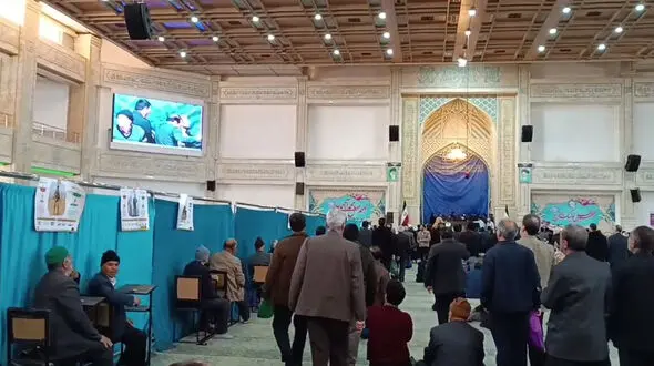 فیلم لحظه سوءقصد به امام جمعه میبد / در محل رای گیری رخ داد 
