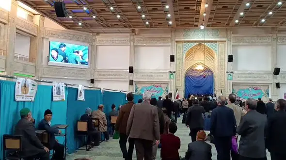 فیلم لحظه سوءقصد به امام جمعه میبد / در محل رای گیری رخ داد 