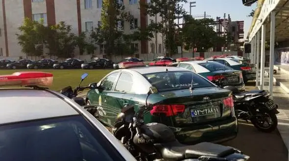 فیلم رفتار عجیب یک زن با ماشین پلیس ! / ببینید