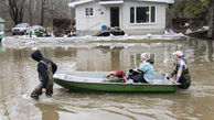 سیلاب کانادایی‌ها را مجبور به فرار با قایق کرد +عکس