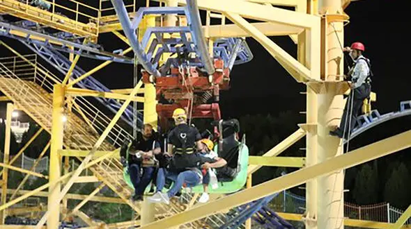 حادثه در ترن هوایی شهربازی / 4 زن و مرد اصفهانی در یک قدمی مرگ + عکس ها