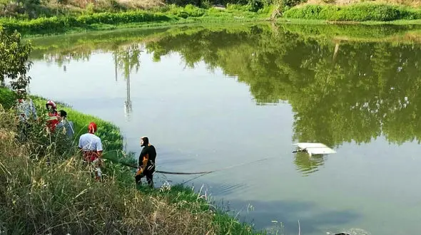 سقوط پراید به تالاب عینک رشت