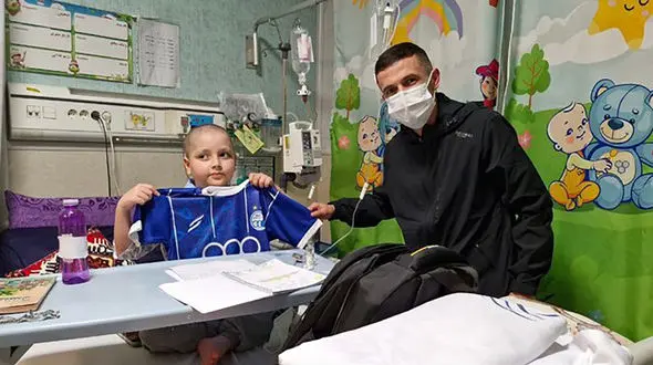 ستاره استقلال در کنار کودکان سرطانی