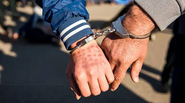 فیلم لحظه به لحظه از سرقت خانه ها در چهارباغ تا عملیات دستگیری دزدان شمشیرزن / اگر طلاها را ندهید شکمتان را سفره میکنیم!