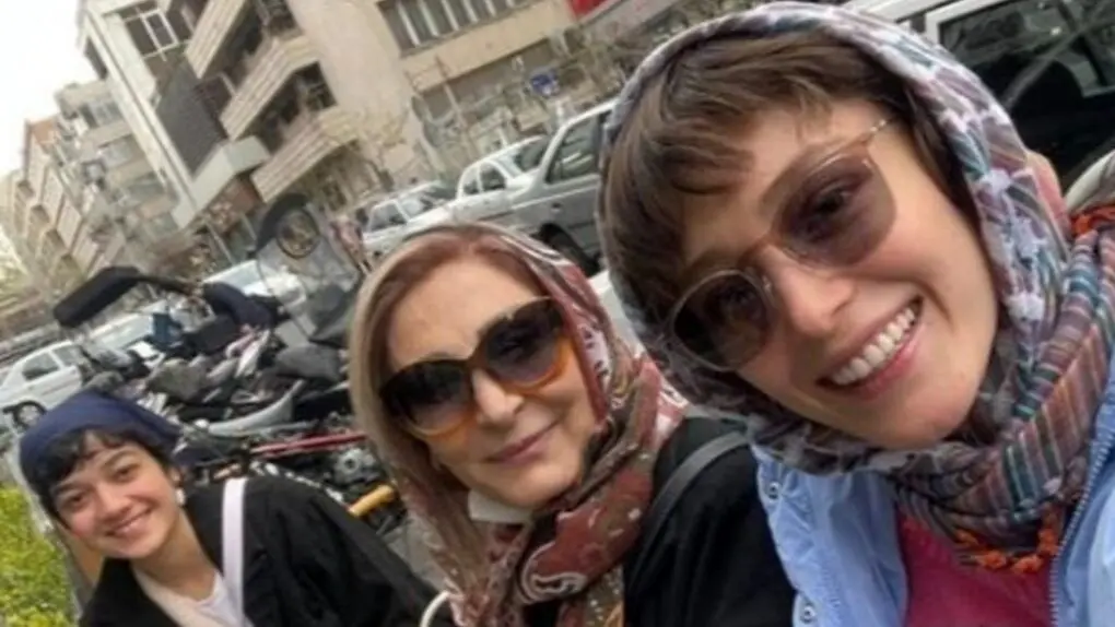 فرشته حسینی: مادرم آنقدر زیبا بود که تو دوران جنگ پدربزرگم می ترسید بدزدنش
