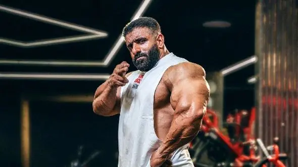 فیلم/ تبریک متفاوت هادی چوپان در روز پدر با بستن پوشک برای کوچولوش