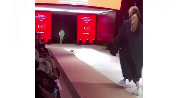 اتفاقی جالب و خنده دار در شوی فشن مدل های خانم+ عکس
