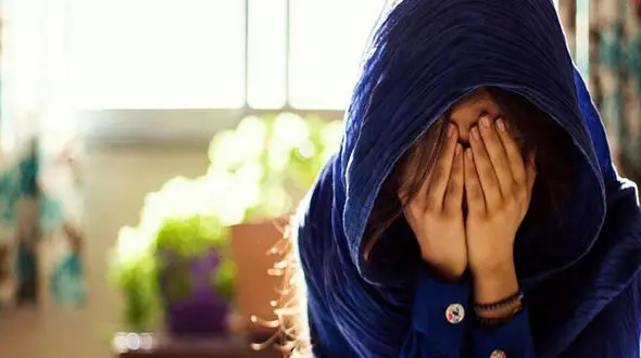 بغض تلخ و دردناک دختر جوان در کلانتری 