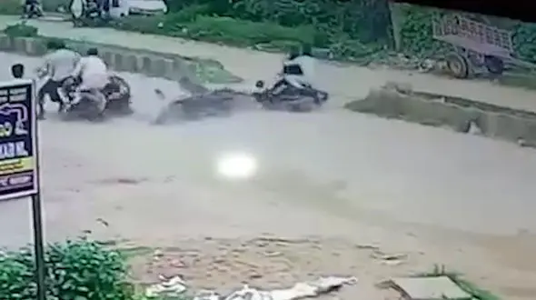 تصادف همزمان چهار موتورسیکلت در هند + فیلم