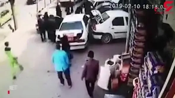 له شدن یک زوج اصفهانی زیر خودرو بر اثر استارت زدن کودک +فیلم هولناک