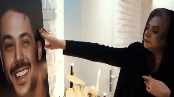 فیلم گریه های جانسوز نسرین مقانلو در سومین سالگرد فوت پسر جوانش/ مادر چرا زود رفتی من بی تو ....