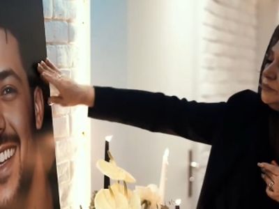فیلم گریه های جانسوز نسرین مقانلو در سومین سالگرد فوت پسر جوانش/ مادر چرا زود رفتی من بی تو ....