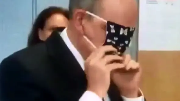 نحوه عجیب و خنده دار ماسک زدن یک مقام بلژیکی خبرساز شد + فیلم