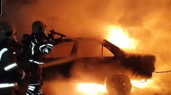 آتش‌سوزی مهیب در نارمک/ شعله‌ها پارکینگ را بلعیدند / انتقال 2 زن به بیمارستان