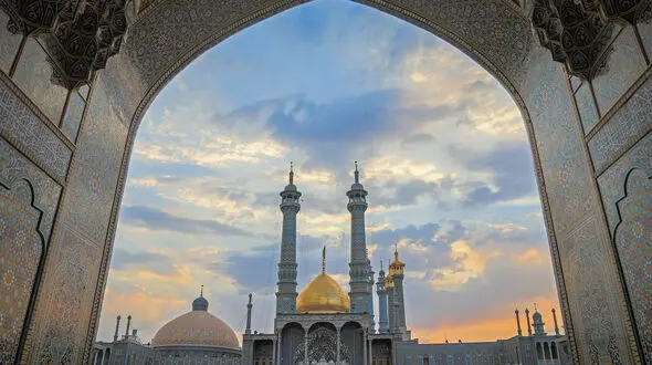 عذرخواهی طلبه معترض به بسته بودن در حرم حضرت معصومه (س) + فیلم
