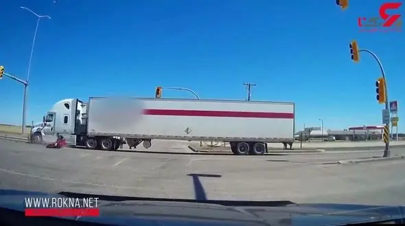 عبور از چراغ قرمز تصادف عجیبی را رقم زد + فیلم