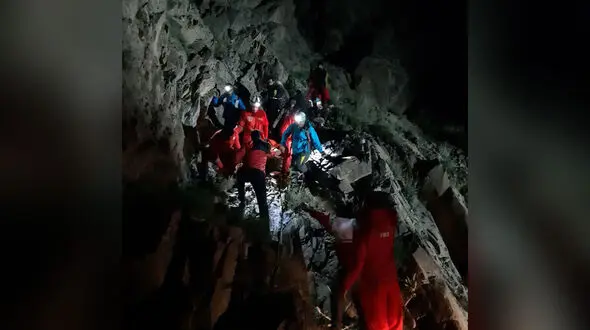 نجات معجزه آسای گردشگر ماجراجو پس از ۶ ساعت جستجو در ارتفاعات اشنویه