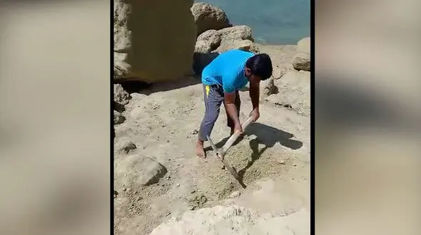 10 روز تلاش جوانان روستای «پُزم» برای ایجاد مسیر گردشگری  به ساحل شگفت انگیز/ تهدید شدند ولی دست از کار نکشیدند! + فیلم