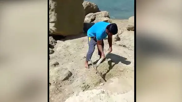 10 روز تلاش جوانان روستای «پُزم» برای ایجاد مسیر گردشگری  به ساحل شگفت انگیز/ تهدید شدند ولی دست از کار نکشیدند! + فیلم