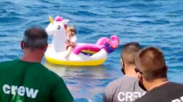 دختر 5 ساله تنها وسط دریا پیدا شد + خدمه کشتی یونانی نجاتش دادند / فیلم 