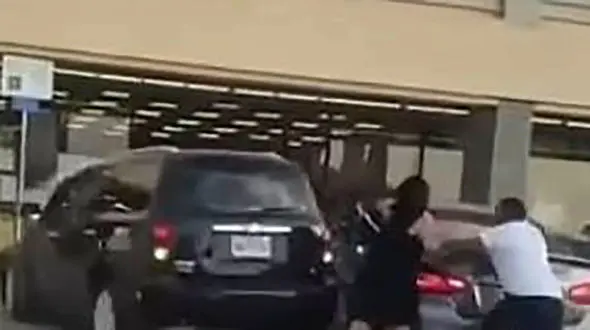 دعوا زن و شوهر آمریکایی در فروشگاه مشروبات الکلی + فیلم