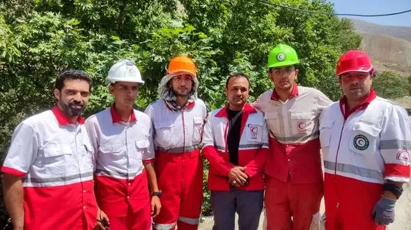 نجات یک کودک با پای شکسته در  سیل توسط امدادگران هلال احمر + فیلم