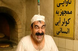 خلاقیت خنده‌دار و  تحسین برانگیز شاطر اهوازی برای فرار از گرمای 51 درجه حماسه ساز شد/ تنها راه تو این گرما همینه و بس!