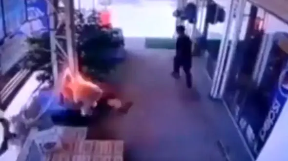 نجات جان پسر جوان با ضربات چوب به کف پا / فیلم باورنکردنی